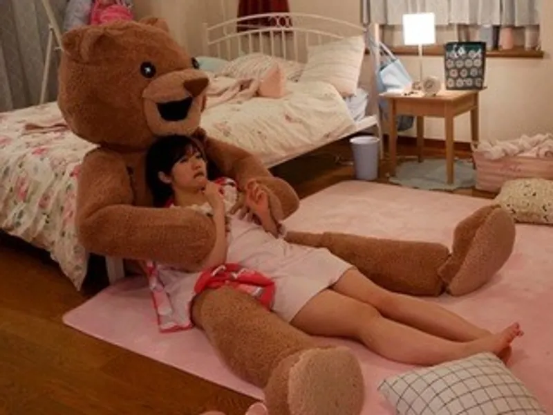 Chú em ghệ nhồi bông và em em học sinh ngây thơ