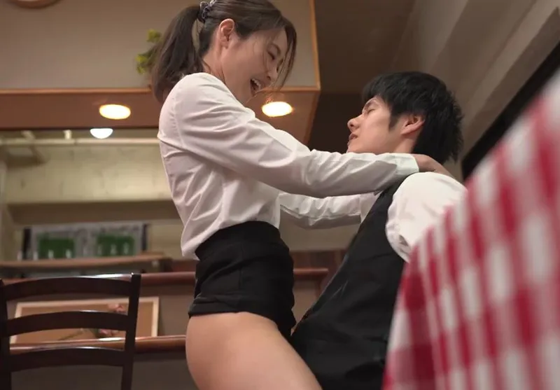 Cậu trai trẻ trả bài cô nhân viên nữ có ông xã nhưng chồng yêu “yếu”