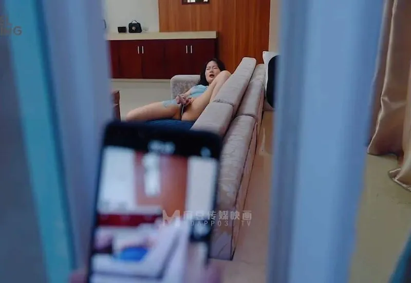 đột nhập xoạc em cạnh nhà đang thủ dâm